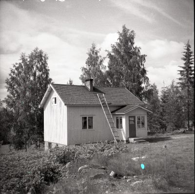 Kotiharju 1956, Kuva P.Suramo, EtelÃ¤-Karjalan museo (kuvat ja esineet)
Tila lohkottu JokimÃ¤estÃ¤ 1964. Omistaja Eino HÃ¤kÃ¤mies
