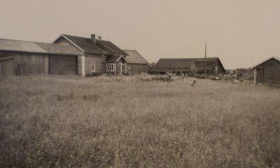 Harju 1956, Kuva P.Suramo, EtelÃ¤-Karjalan museo (kuvat ja esineet)
Yksi Laakon kantatiloista. PerinnÃ¶ksi ostettu 1850. Omistaja Eino Laakko

