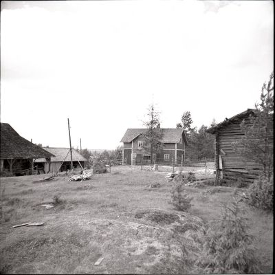 Huomola, Kuva P.Suramo, EtelÃ¤-Karjalan museo (kuvat ja esineet)
Tila lohkottu HÃ¤kÃ¤miehen kantatilasta 1897. Omistaja Einari Huomo
