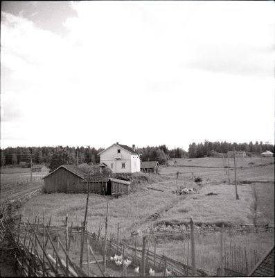 Jokela 1956, Kuva P.Suramo, EtelÃ¤-Karjalan museo (kuvat ja esineet)
Jokelan tilan isÃ¤ntÃ¤nÃ¤ oli vuonna 1956 Vilho PÃ¶try

