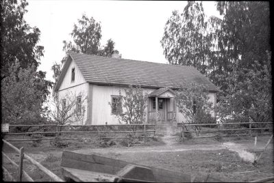 KÃ¤Ã¤rÃ¶lÃ¤ 1956,  Kuva P.Suramo, EtelÃ¤-Karjalan museo (kuvat ja esineet)
Tila lohkottu HÃ¤kÃ¤niemen kantatilasta vuonna 1897. Omistaja vuonna 1956 Elias Lensu
