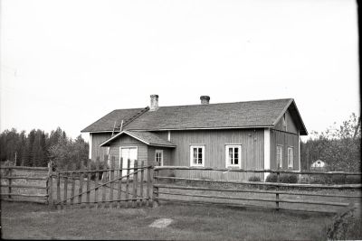 Kauppi 1956,  Kuva P.Suramo, EtelÃ¤-Karjalan museo (kuvat ja esineet)
Talo lohkottu kantatilasta 1925. Omistajat sisarukset Sinkko
