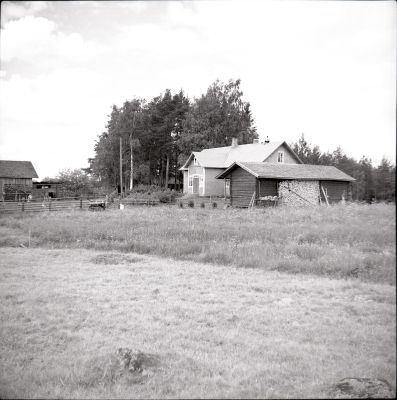 KoskimÃ¤ki 1956,  Kuva P.Suramo, EtelÃ¤-Karjalan museo (kuvat ja esineet)
Lohkottu Rasan kantatilasta 1903. Omistajat August ja Toivo Jukkala
