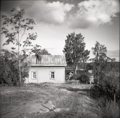 Lavonen 1956,  Kuva P.Suramo, EtelÃ¤-Karjalan museo (kuvat ja esineet)
Talon isÃ¤ntÃ¤nÃ¤ vuonna 1956 oli Sulo Pesu
