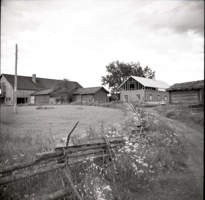 Mikkola 1956, Kuva P.Suramo, EtelÃ¤-Karjalan museo (kuvat ja esineet)
Tila perinnÃ¶ksiostettu 1851 HÃ¤kÃ¤miehen tiluksista. Omistaja Antti Mikkola
