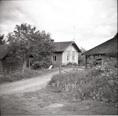 PerÃ¤tupa 1956, Kuva P.Suramo, EtelÃ¤-Karjalan museo (kuvat ja esineet)
Tila perinnÃ¶ksiostettu Laako tiluksista 1874. Omistaja Iivari Montonen
