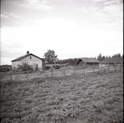 Pohjonen 1956, Kuva P.Suramo, EtelÃ¤-Karjalan museo (kuvat ja esineet)
Pohjosen kylÃ¤n kantatilan talo

