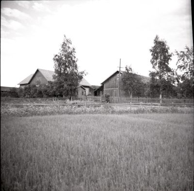 SepÃ¤ntalo 1956, Kuva P.Suramo, EtelÃ¤-Karjalan museo (kuvat ja esineet)
Ollut alunperin HÃ¤kÃ¤miehen tila. PerinnÃ¶ksi sen osti 1861 Elias HÃ¤kÃ¤mies. Omistaja Emil Laakko

