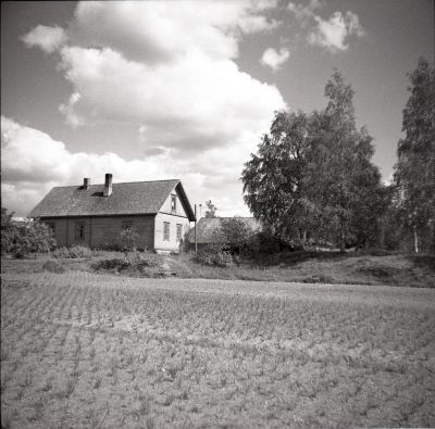 UusimÃ¤ki 1956, Kuva P.Suramo, EtelÃ¤-Karjalan museo (kuvat ja esineet)
Tila perustettu osakasjaossa 1904. Omistajat Elias ja Anton Tankka
