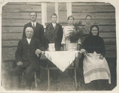 Juhana ja Hanna Jukkala (os. HÃ¤kÃ¤mies)
Takana seisovat tuntemattomia
