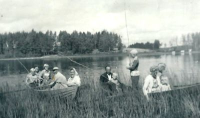HenkilÃ¶itÃ¤ kalassa Kaupinlammella
